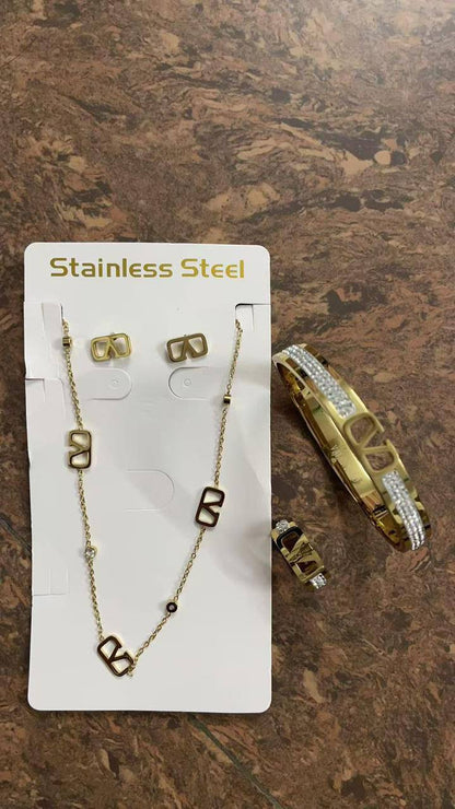 *Stainless steel SET 💯*
Necklace ❤️‍🩹
Earring 🍁
Breslat ❣️
Ring 💍 free size

With normal boxes 📦 

And paper bag 🛍️
45 dhs🪙

Zain216
♥️♥️♥️
