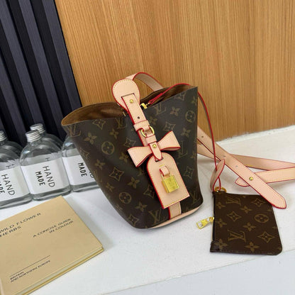 LV
25*18*13cm
70 dhs❣️

Zain17
♥️♥️♥️