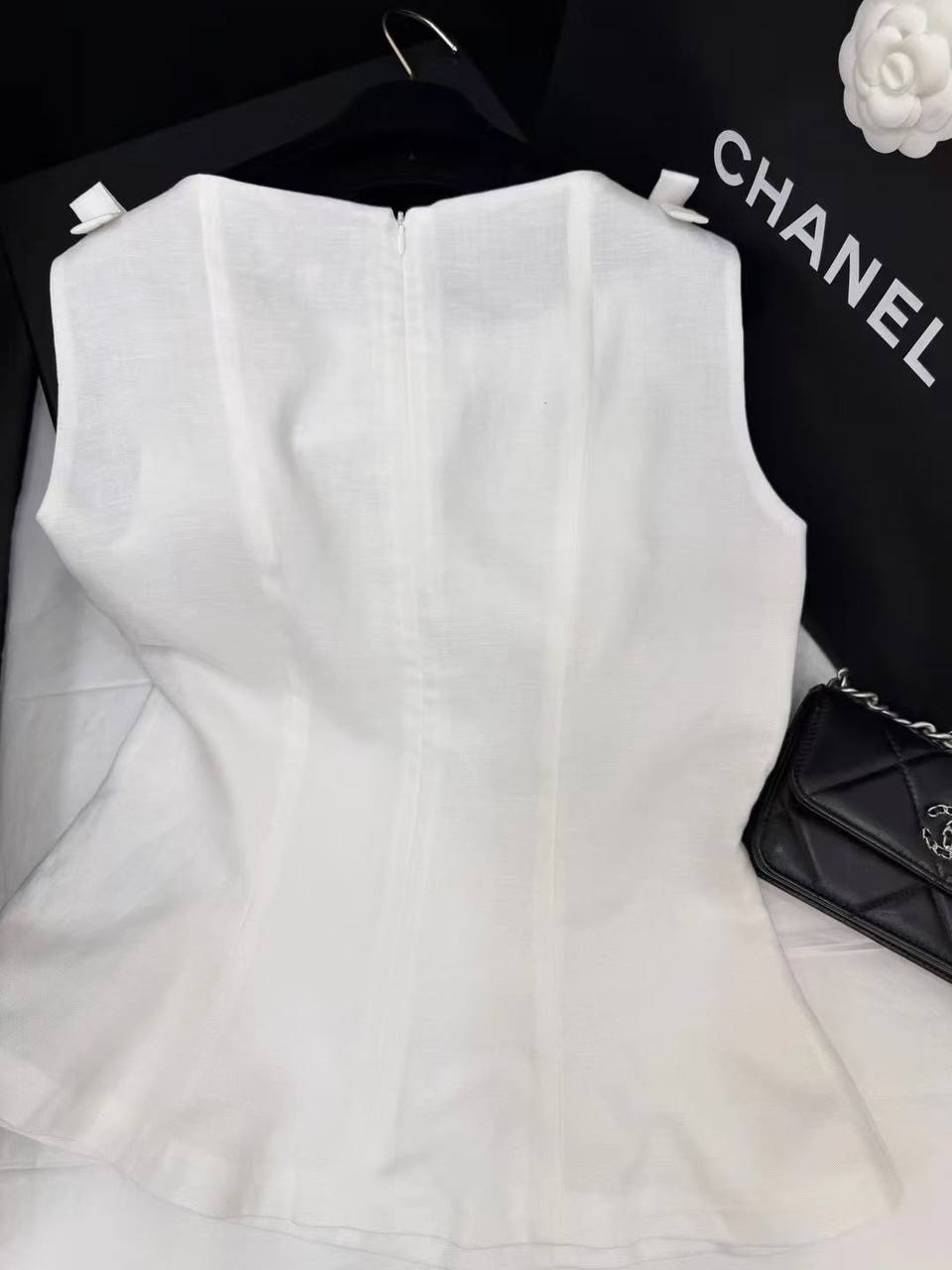 CHANEL
Women’s Linen Tshirt 
Master Quality 
SML
250 dhs✅

Zain276
♥️♥️♥️