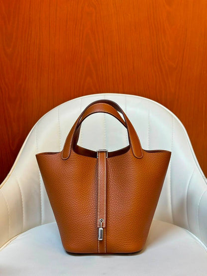 Hermes new collection 💕💯
Hand made 💯❤️
With full packing 📦🎀
Available ❤️❤️
For Price 👇 WhatsApp✅
0568585901 
0507557372
0552275751 Owner Zain 👌

Zain252
♥️♥️♥️