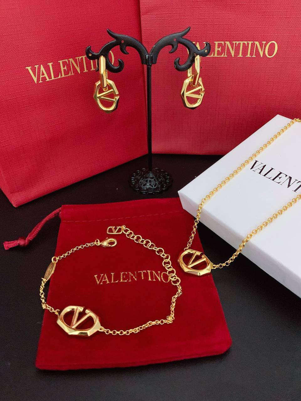 Valentino SET
NECKLACE Bracelet Earrings 
120 dhs🪙💚 
With Same Box And Paper Bag
🎁🎁🎁

Zain89
♥️♥️♥️