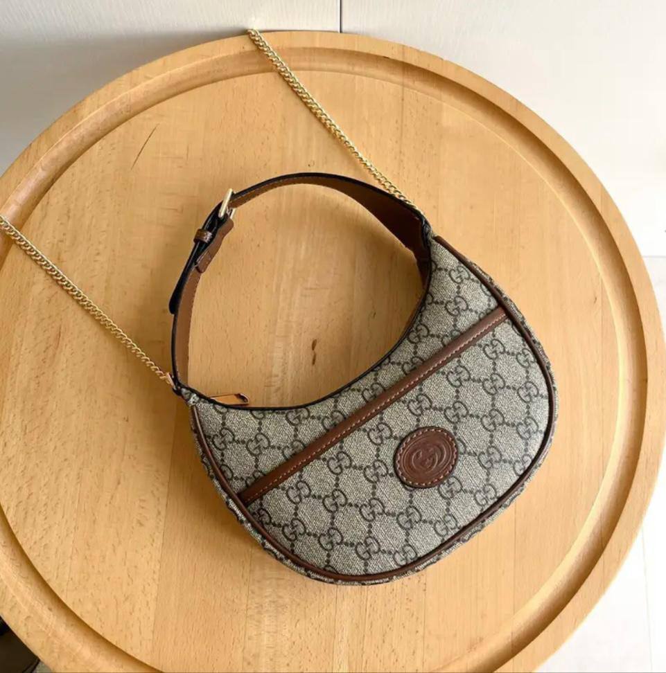 Gucci

95 dhs🪙🌨️

with box
🎁🎁🎁

size 22×5×12cm

Zain213
♥️♥️♥️