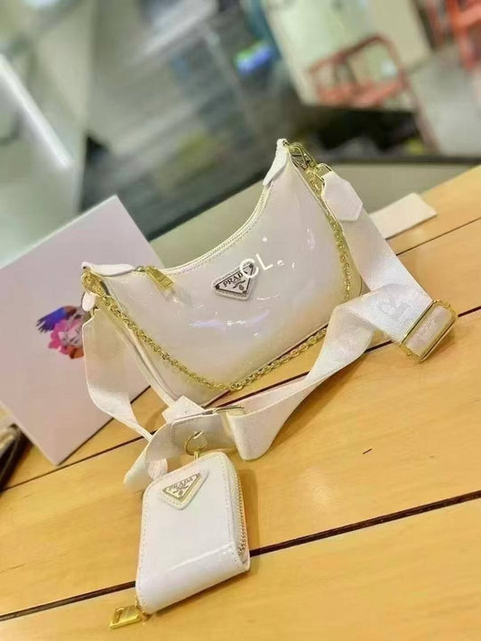 Prada

with box
🎁🎁🎁

100 dhs❤️

Zain143
♥️♥️♥️