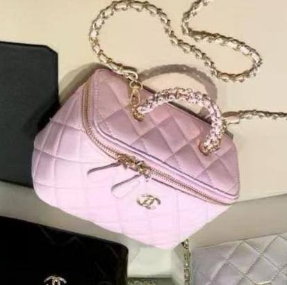 Chanel
19*12*9 cm

With box
🎁🎁🎁

90 dhs❣️

Zain17
♥️♥️♥️