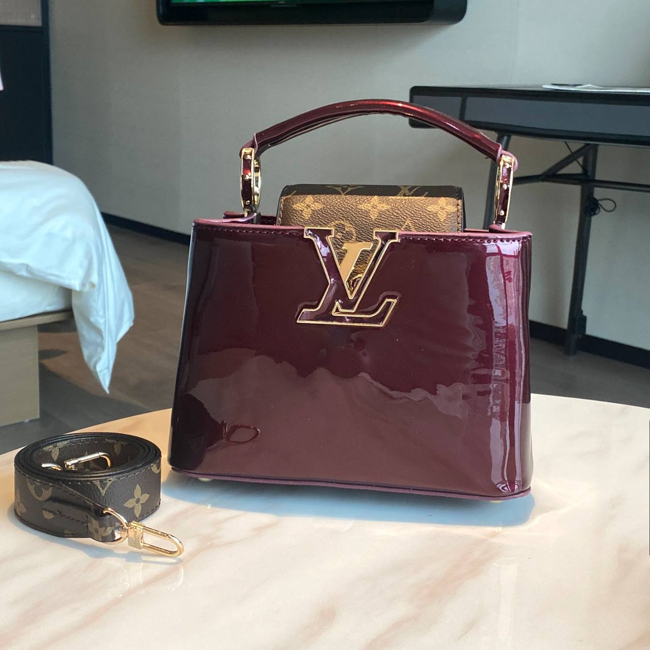 LV
110 dhs✅
Best quality 
with box🎁
 size 22 CM

Zain290
♥️♥️♥️