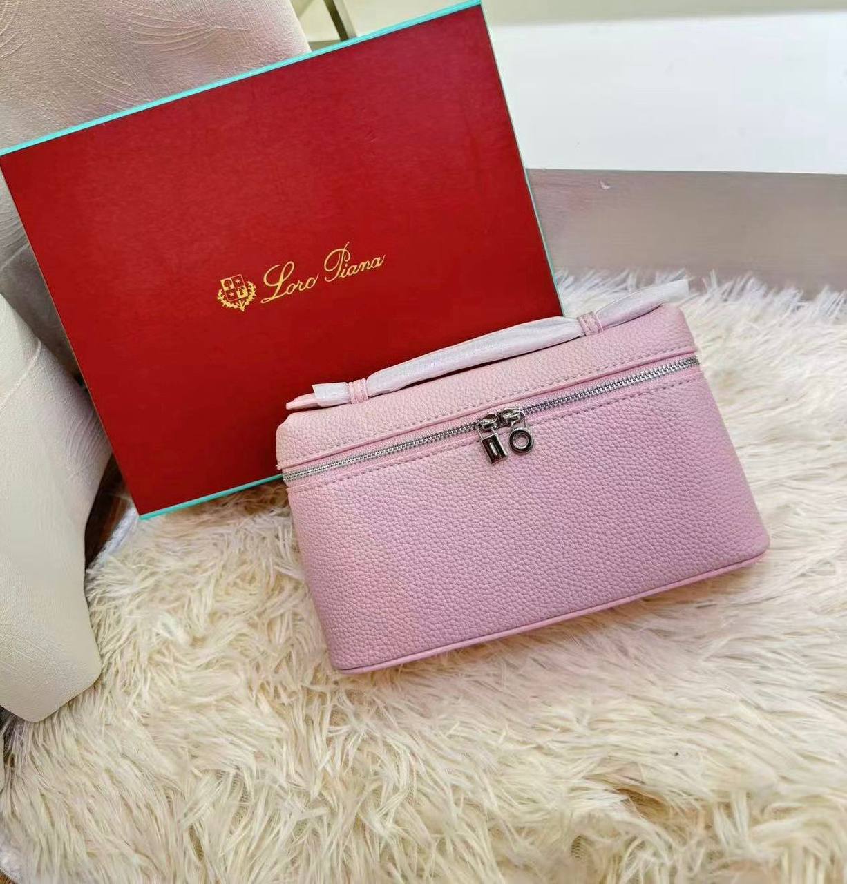LORA PIANA 

GOOD QUALITY 
WITH BOX 
🎁🎁🎁

95 dhs✅

Zain39
♥️♥️♥️