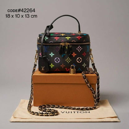 LV
ᴠᴀɴɪᴛʏ ᴍᴀᴋᴇ- ᴜᴘ ʙᴀɢ
ᴡɪᴛʜ ᴄʜᴀɪɴ ʙᴇʟᴛ sᴛʀᴀᴘ
ᴡɪᴛʜ ʟᴏᴄᴋ & ᴋᴇʏ
ɢᴏʟᴅ ʜᴀʀᴅᴡᴀʀᴇ
sɪᴢᴇ : 18 cm
ᴡɪᴛʜ BOX 📦

75 dhs✅

Zain31
♥️♥️♥️
