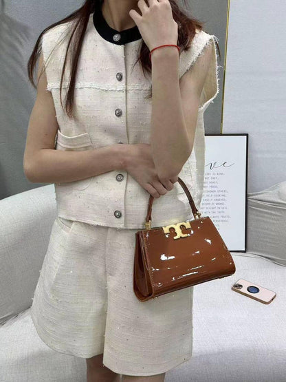 TORY BURCH
 NEW CAME GOOD QUALITY 
WITH BOX 
🎁🎁🎁

90 dhs✅

Zain39
♥️♥️♥️