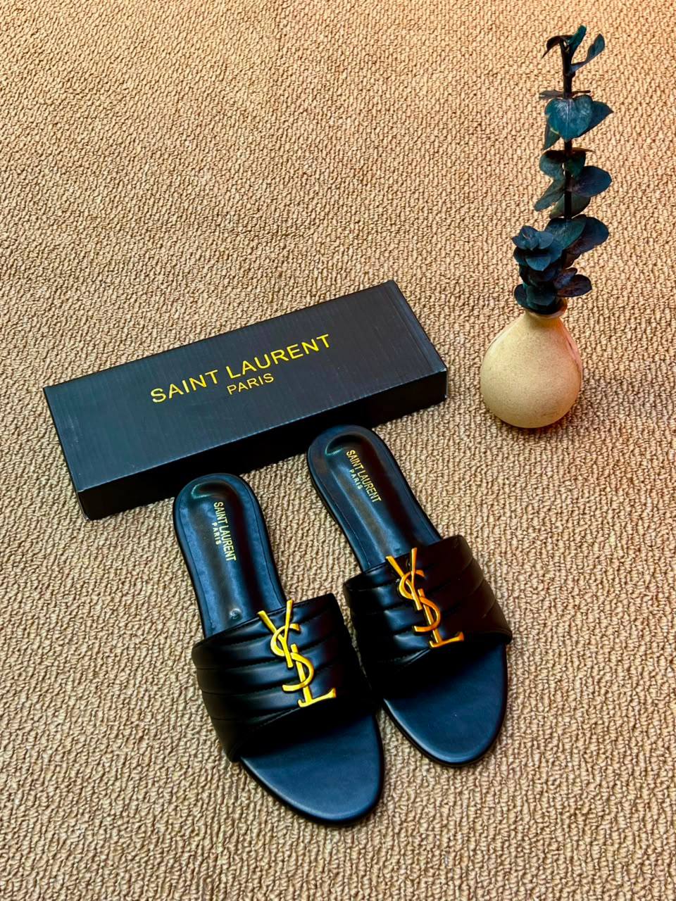 Slippers
75 dhs✅
Size 36-41

Zain236
♥️♥️♥️