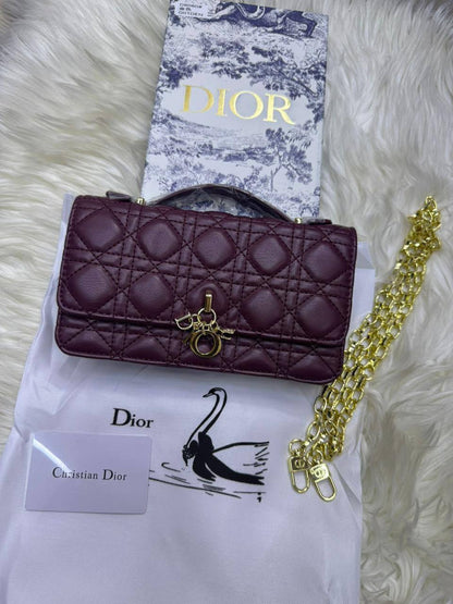 Dior woc

1⃣️ First quality +🎁

Size : 21 * 12 cm
110 dhs🇦🇪
 with box 🎁

Zain115
♥️♥️♥️