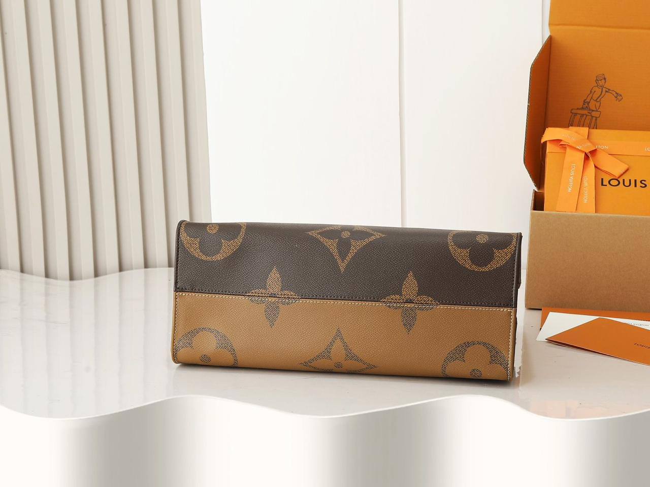 LV
ONTHEGO GOOD QUALITY MEDUIM SIZE NEW CAME 
100 dhs🇦🇪🇦🇪

Zain295
♥️♥️♥️