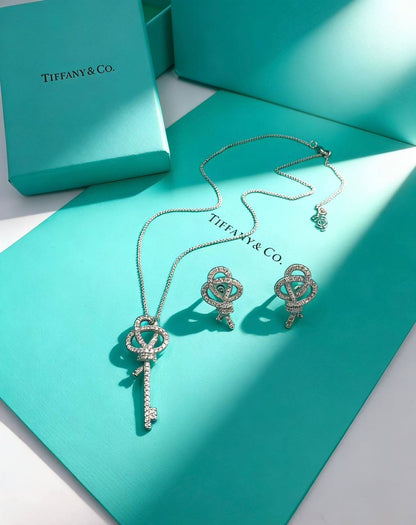 TIFFANY 
MASTER ✨💫
SET 
NECKLACE EARRINGS
110 DHS✅
WITH BOX AND PAPER BAG🎁🛍️

Zain89
♥️♥️♥️