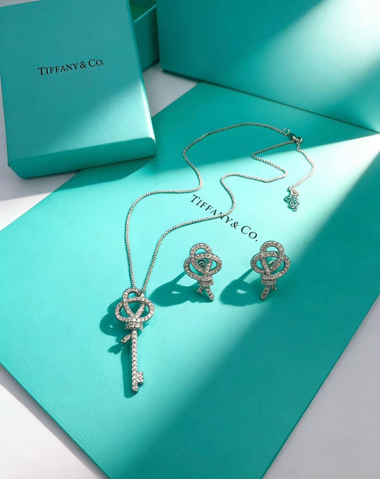 TIFFANY 
MASTER ✨💫
SET 
NECKLACE EARRINGS
110 DHS✅
WITH BOX AND PAPER BAG🎁🛍️

Zain89
♥️♥️♥️