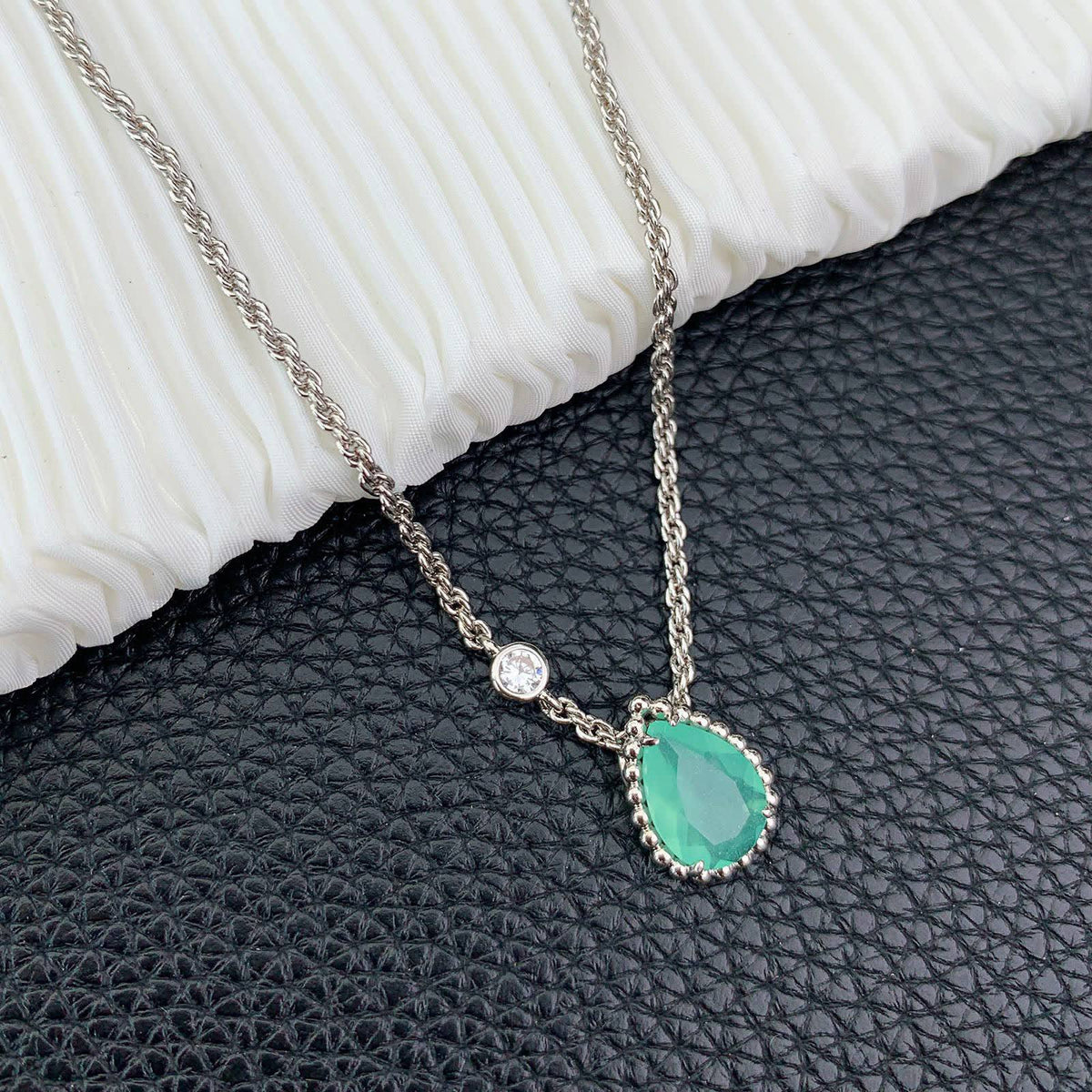 Boucheron set
Necklace 
Earrings 
Bracelet 
Master quality

115 dhs🇦🇪 normal box 🗃️

Zain48
♥️♥️♥️