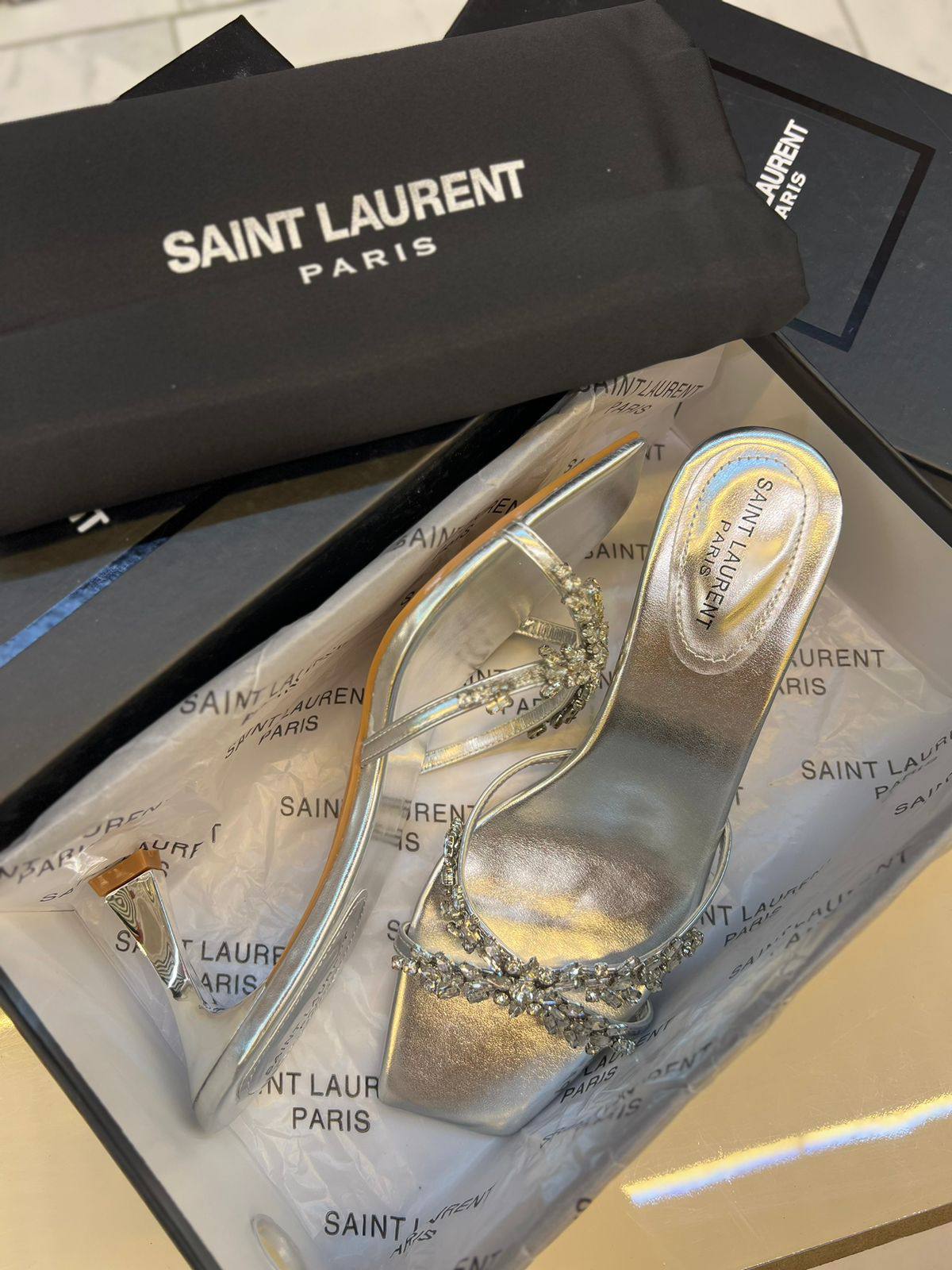 YSL
SIZE 36-41 AVAILABLE 
140 dhs❣️

Zain88
♥️♥️♥️