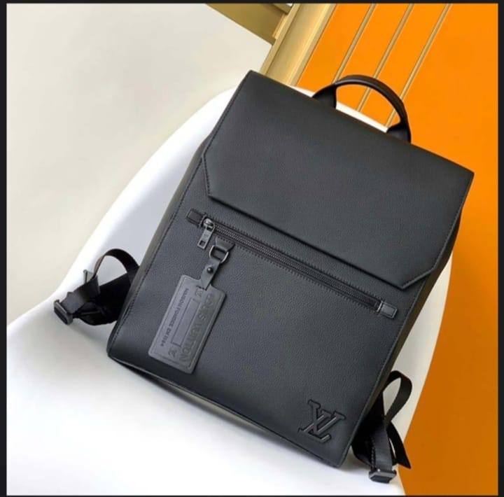 LV
140 dhs🇦🇪🇦🇪
size 30/40/14cm
High quality
Men's and women's outdoor backpacks

Zain26
♥️♥️♥️