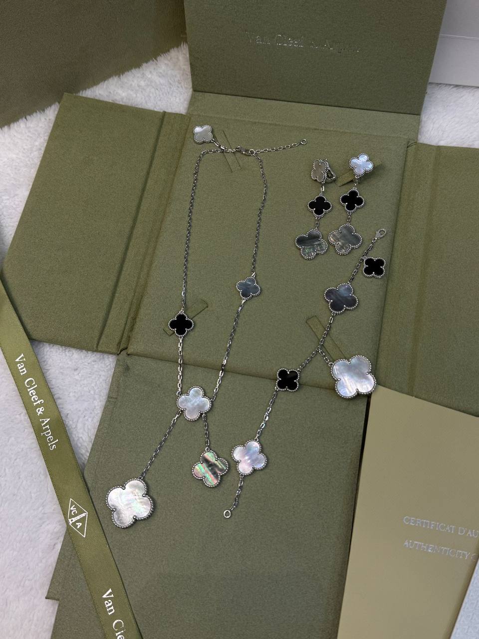 Vancleef Set
with normal box 🎁
320 dhs🪙🌨️

with original box 
🎁🎁🎁
400 dhs🪙🌨️

Zain209
♥️♥️♥️
