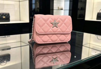 Chanel
105 dhs✅

with box
🎁🎁🎁

Size:16*12*6

Zain07
♥️♥️♥️