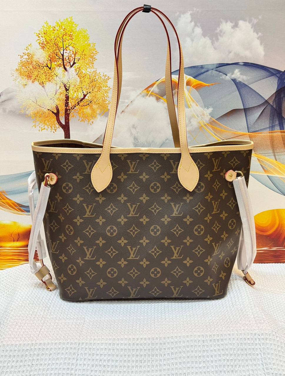 LV 
Best quality with box’s 
110 dhs✅
size 41 Cm

Zain290
♥️♥️♥️