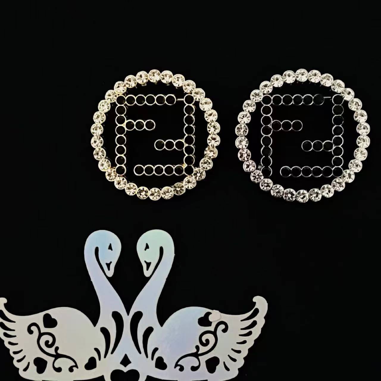 BROOCH🦋*
Good quality 🍁
With black boxes 📦 
20 dhs💓

With normal box 🗃️ 
And paper bag 🛍️
35 dhs💓

Zain216
♥️♥️♥️