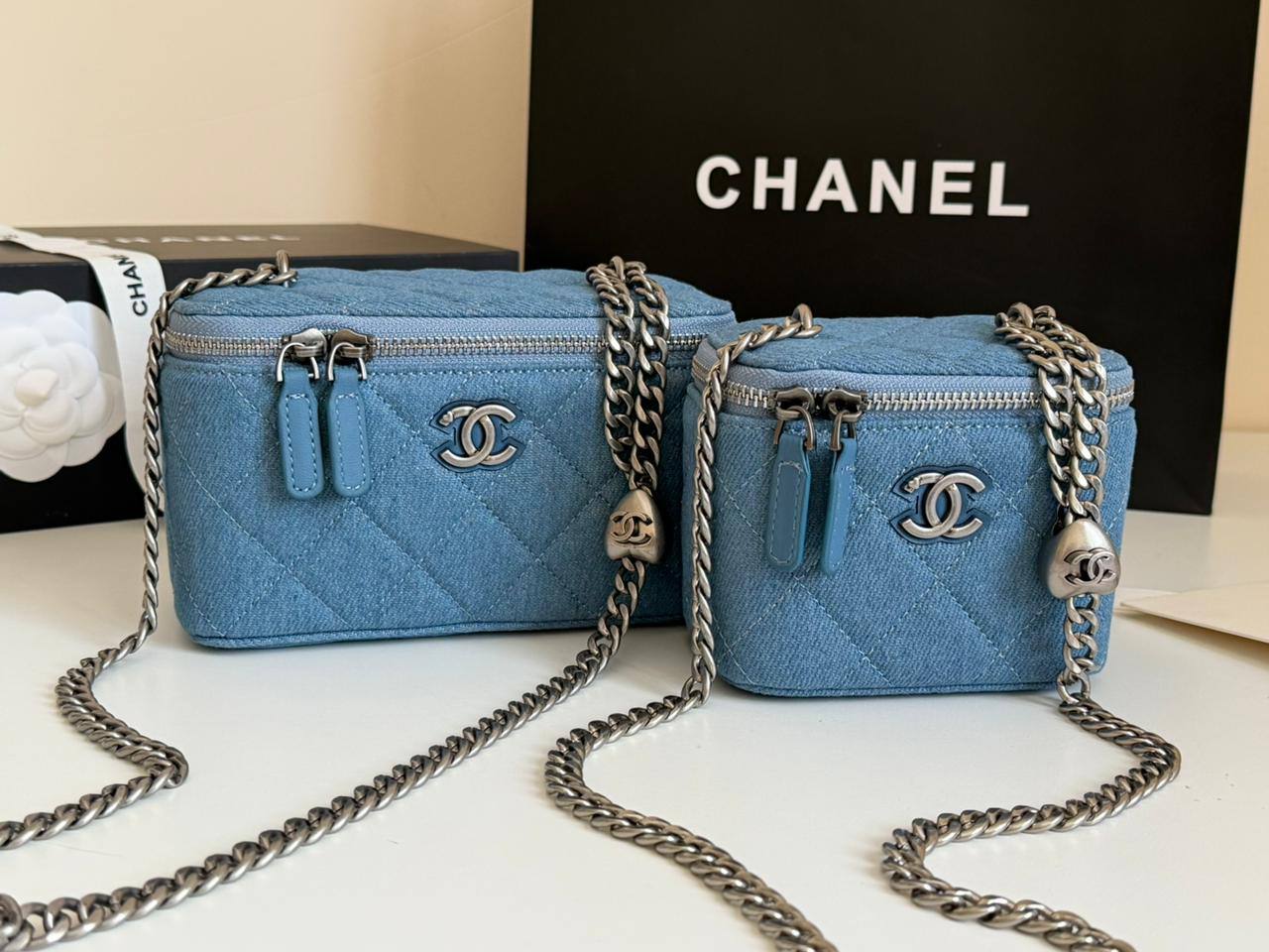 Chanel
Master🌺
Big 240 dhs✅  
small 230 dhs✅
2box inside

Zain134
♥️♥️♥️