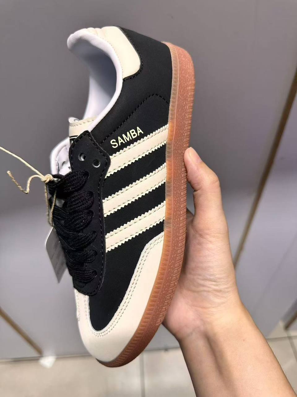 Adidas
High quality 
size 36-42 
90 dhs💓

Zain132
♥️♥️♥️