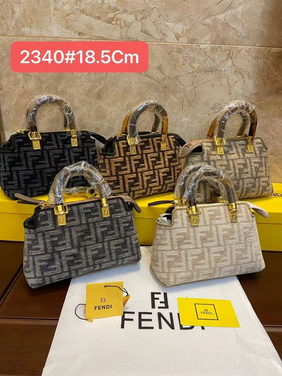 Fendi
100 dhs🌺
SIZE：18.5cm
Good-quality 

with box
🎁🎁🎁

Zain35
♥️♥️♥️