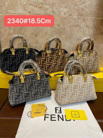 Fendi
100 dhs🌺
SIZE：18.5cm
Good-quality 

with box
🎁🎁🎁

Zain35
♥️♥️♥️