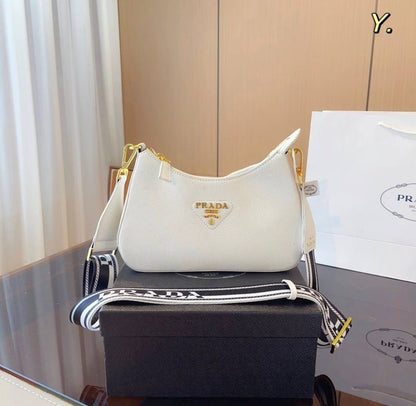 Prada

90 dhs✅

with box
🎁🎁🎁

Zain35
♥️♥️♥️