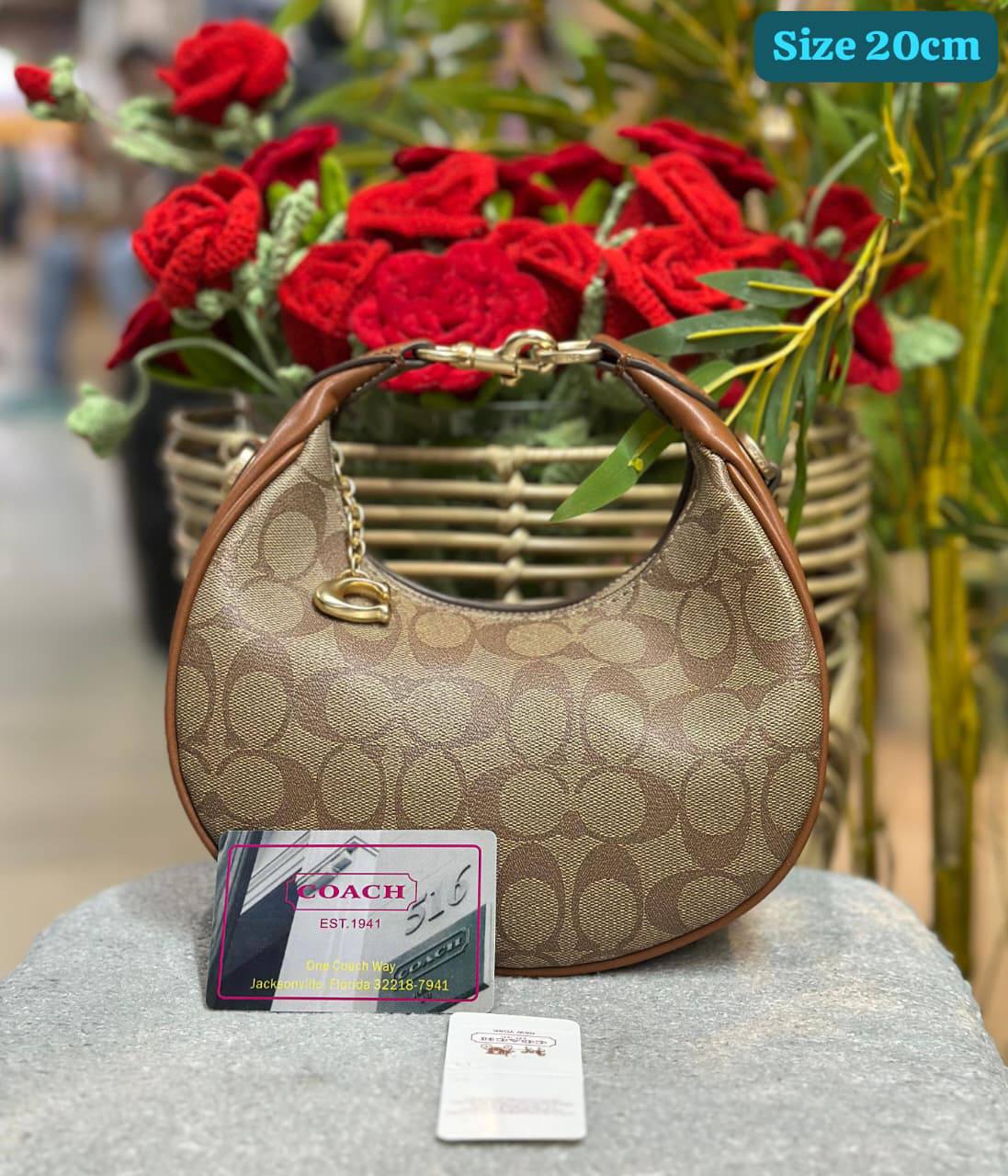 Coach
Good quality 

with box 
🎁🎁🎁

95 dhs💓

Zain186
♥️♥️♥️