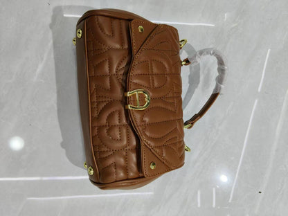 Aigner
95 dhs✅
With box
Size25cm

Zain06
♥️♥️♥️