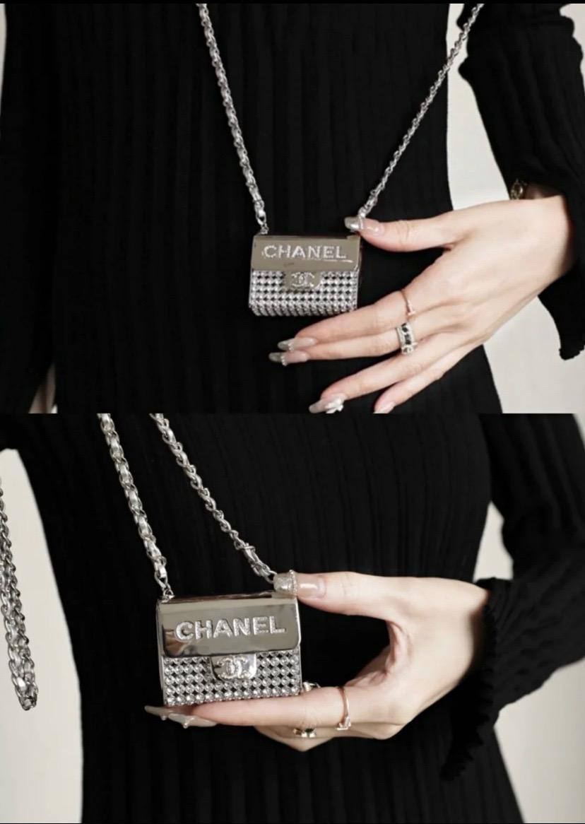 CHANEL NECKLACE
MASTER✨💫
200 dhs🇦🇪🇦🇪

 WITH BOX AND PAPER BAG🛍️🎁

Zain89
♥️♥️♥️