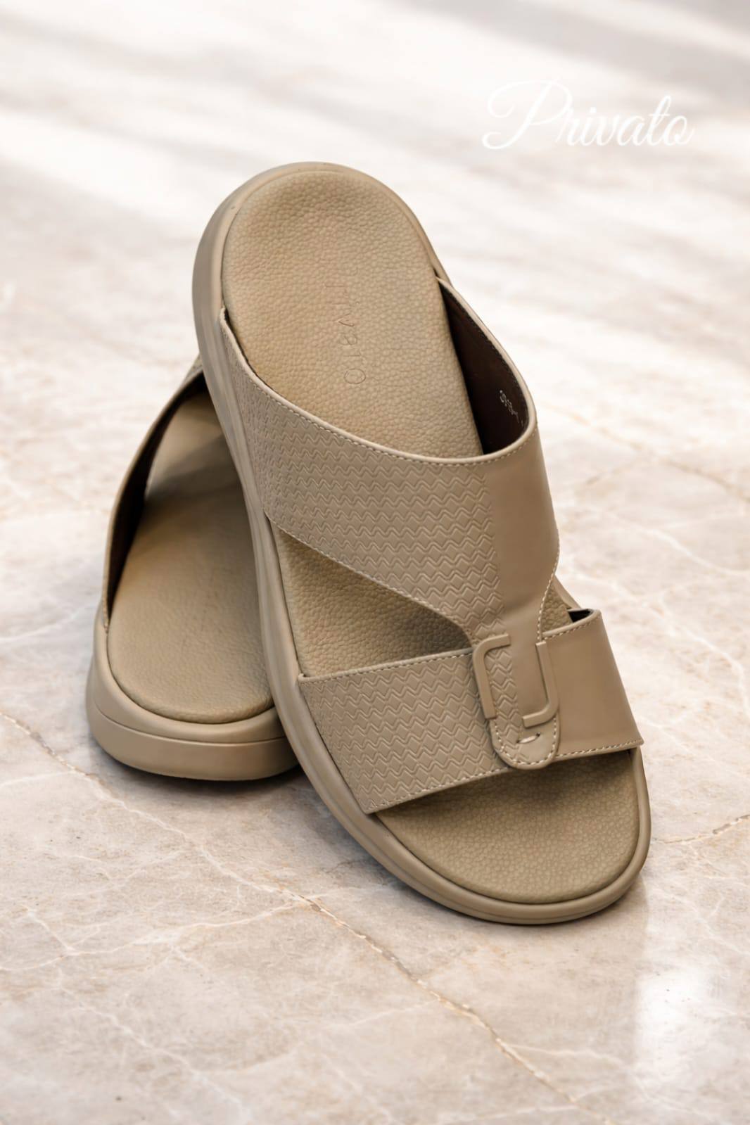 slippers for men good quality  with box and paper bag size available (40to46) 6to12) 
230 dhs❣️

Zain59
♥️♥️♥️