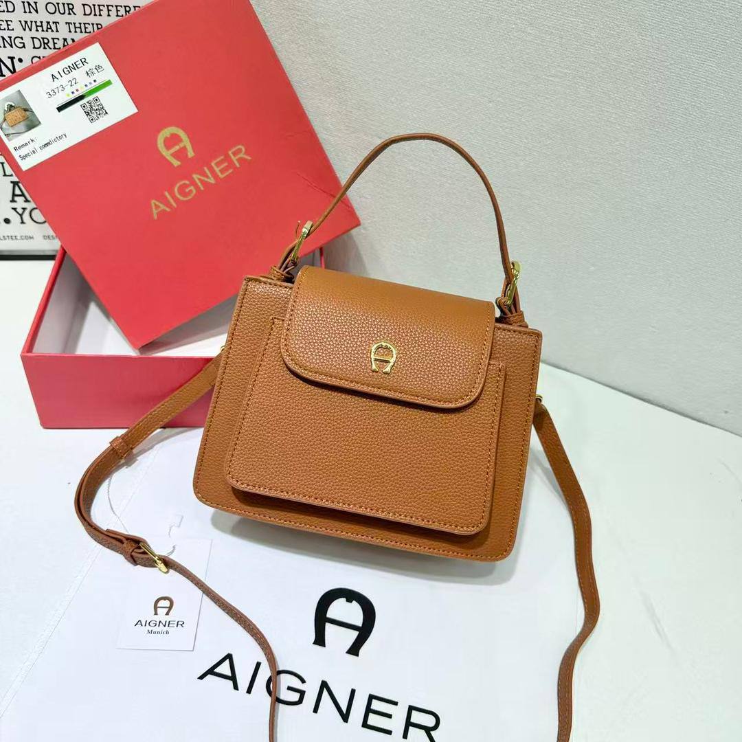 Aigner
115 dhs❤️
SIZE：23cm
High-quality product 

with box
🎁🎁🎁

Zain35
♥️♥️♥️