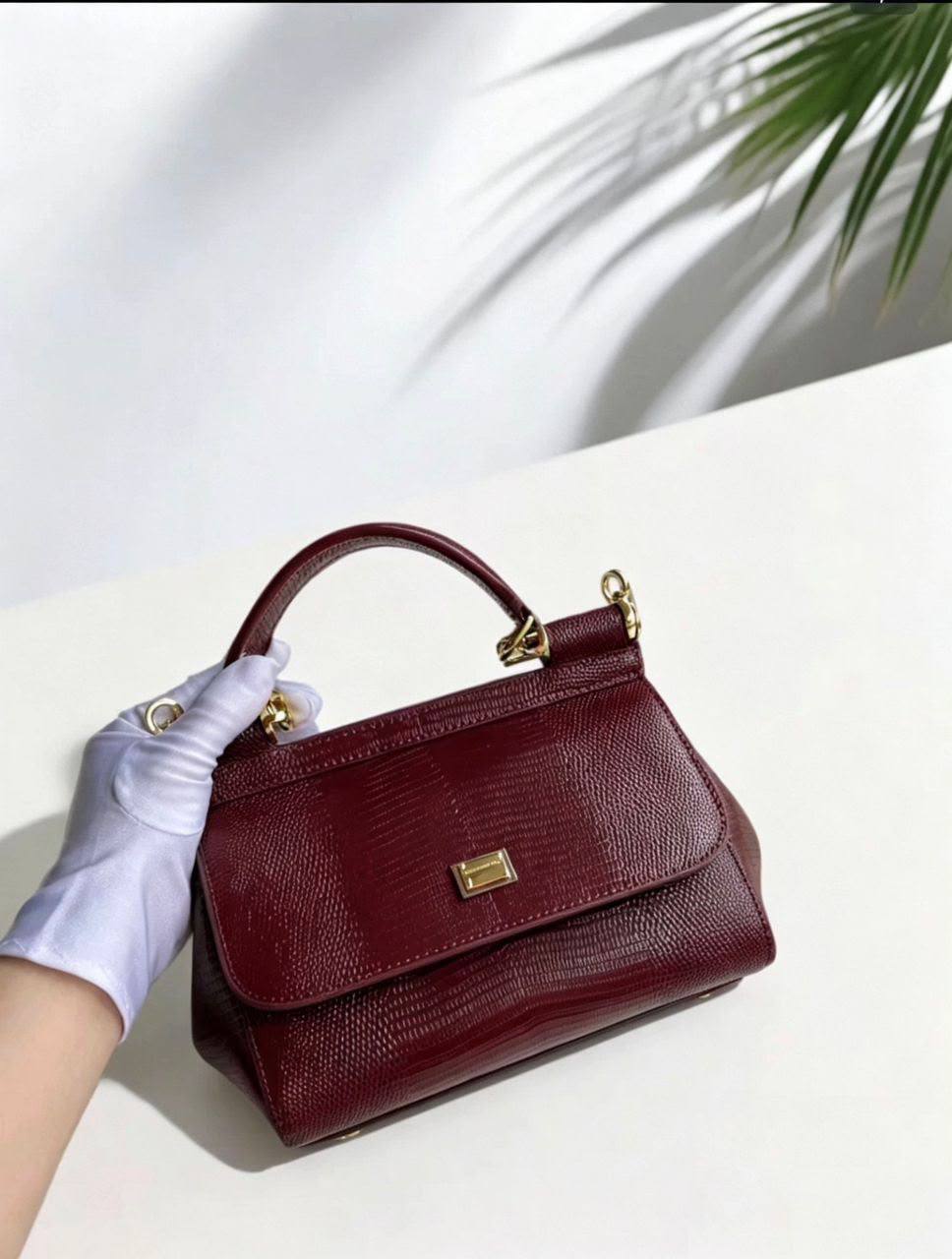 D&g

110 dhs
With box

Zain35
♥️♥️♥️