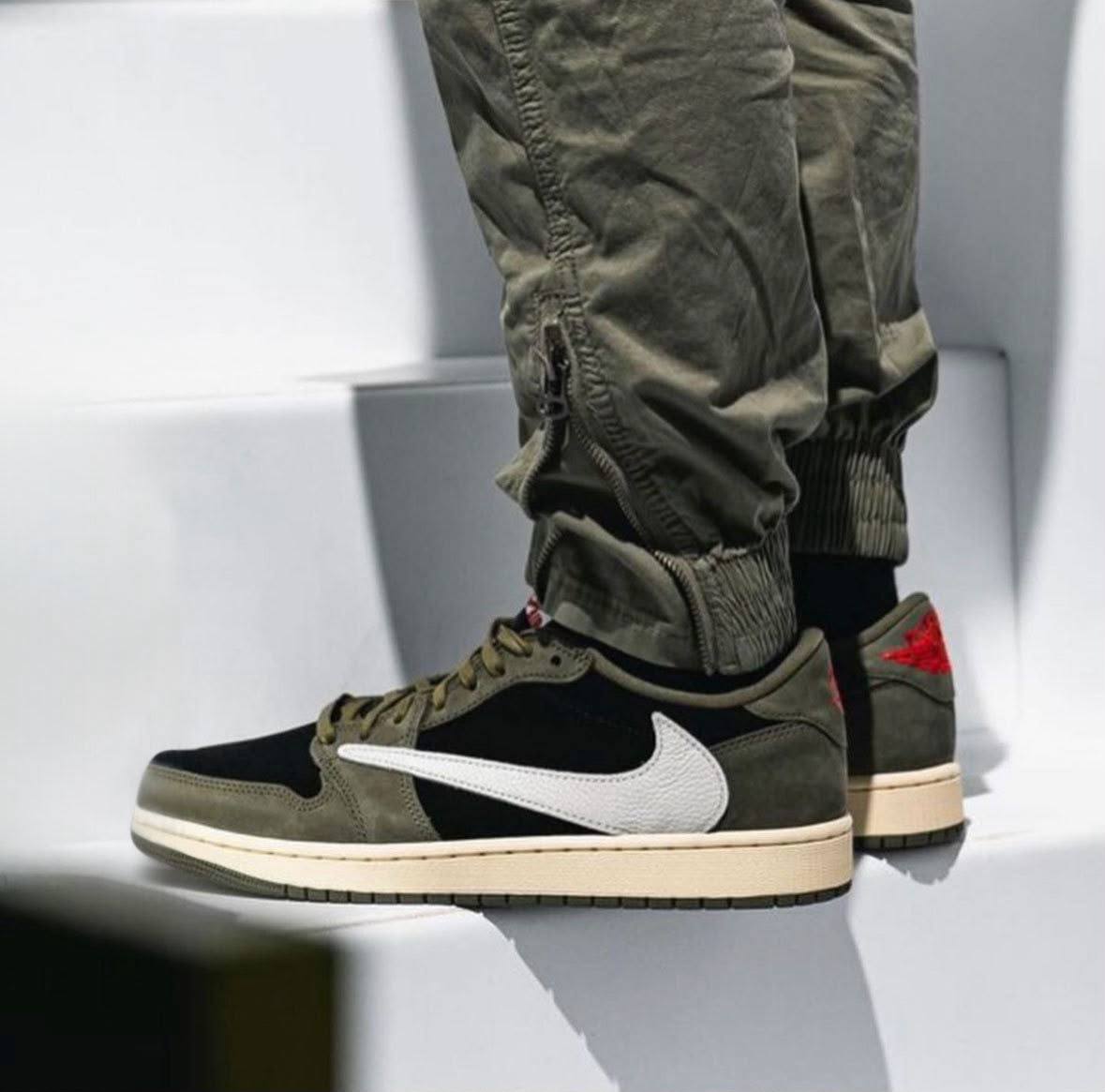 Travis Scott x Air Jordan 1 Low OG "Black Olive ，
Size 36-45 ，
240 dhs💛

Zain18
♥️♥️♥️