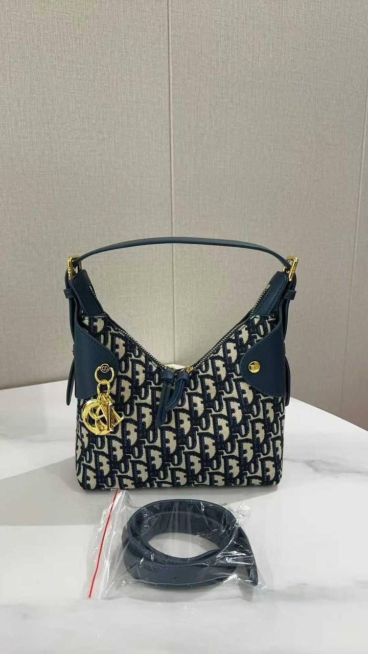 Dior
110 dhs✅

Zain203
♥️♥️♥️