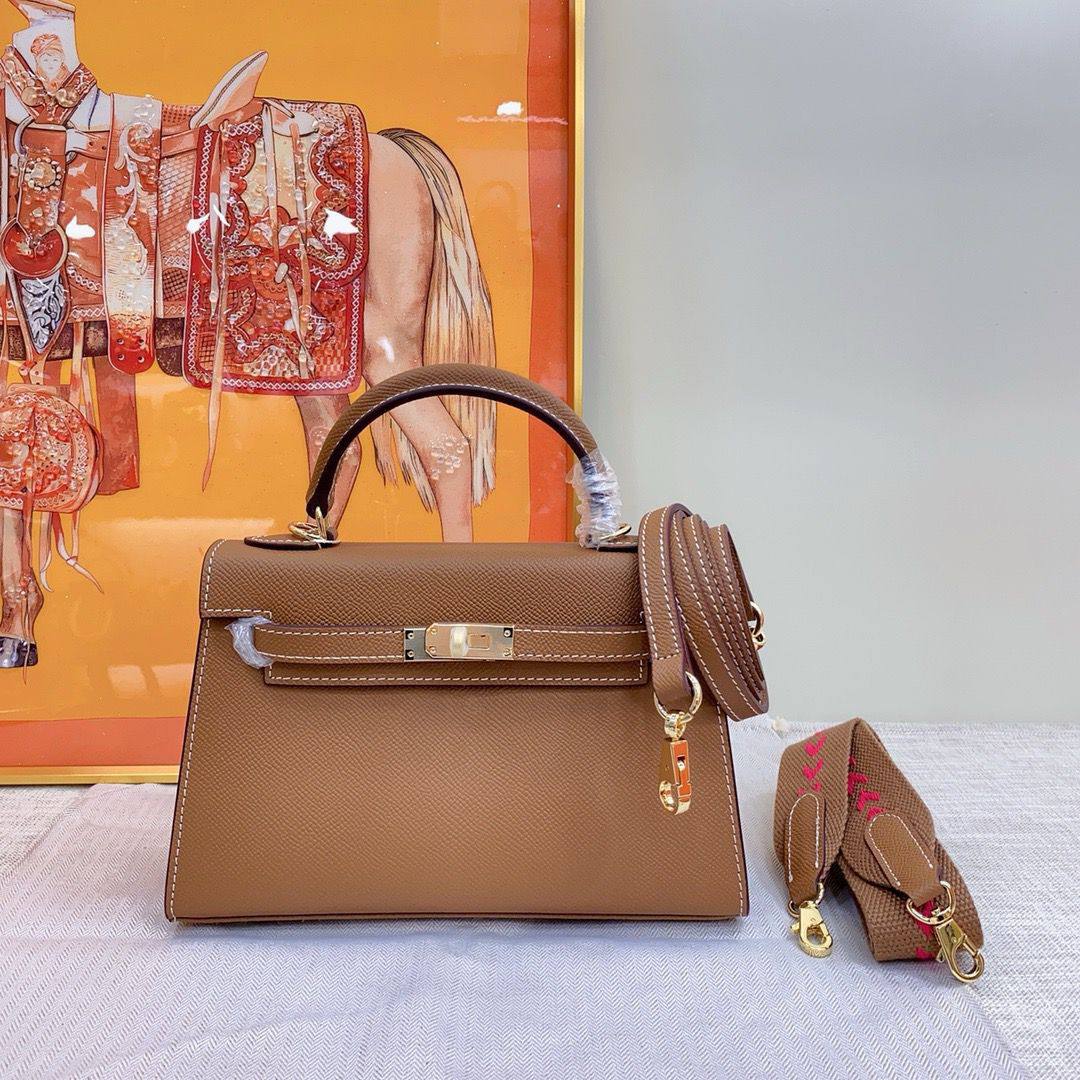 Hermes Kelly 💕🙋🏻‍♀️
Master 
22cm🥰 
280 dhs❣️

Zain228
♥️♥️♥️