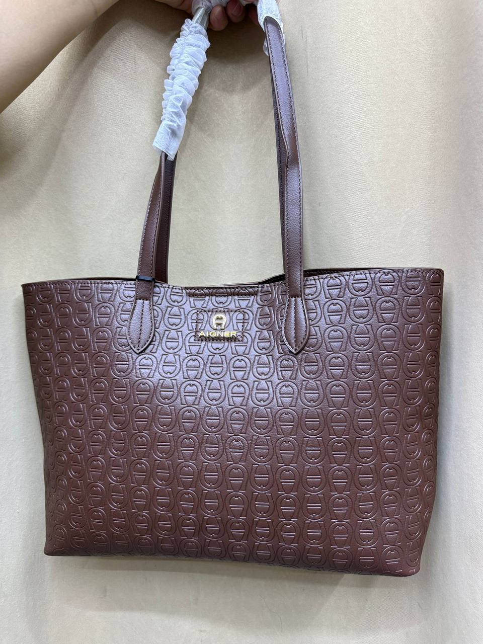 Aigner
Good quality 
Size 41cm
110 dhs💓

Zain70
♥️♥️♥️