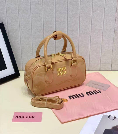 MIU MIU 
GOOD QUALITY 
WITH BOX 
🎁🎁🎁

90 dhs✅

Zain17
♥️♥️♥️