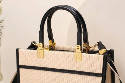 FENDI sᴜɴsʜɪɴᴇ
ᴍɪɴɪ ᴛᴏᴛᴇ ʙᴀɢ
ʀᴀᴛᴛᴀɴ ᴛᴡᴇᴇᴅs ᴍᴀᴛᴇʀɪᴀʟ
ᴡɪᴛʜ ʟᴏɴɢ ʙᴇʟᴛ sᴛʀᴀᴘ
sɪᴢᴇ : 26 cm

95 dhs🪙🌨️

Zain31
♥️♥️♥️