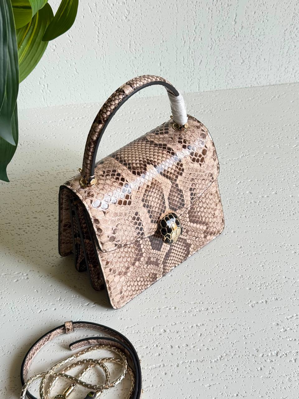 Bvlgari snake
*Size: 19cm*
*Super high quality*👌🏼🪐
For Price 👇 WhatsApp✅
0568585901 
0507557372
0552275751 Owner Zain 👌

Zain325
♥️♥️♥️