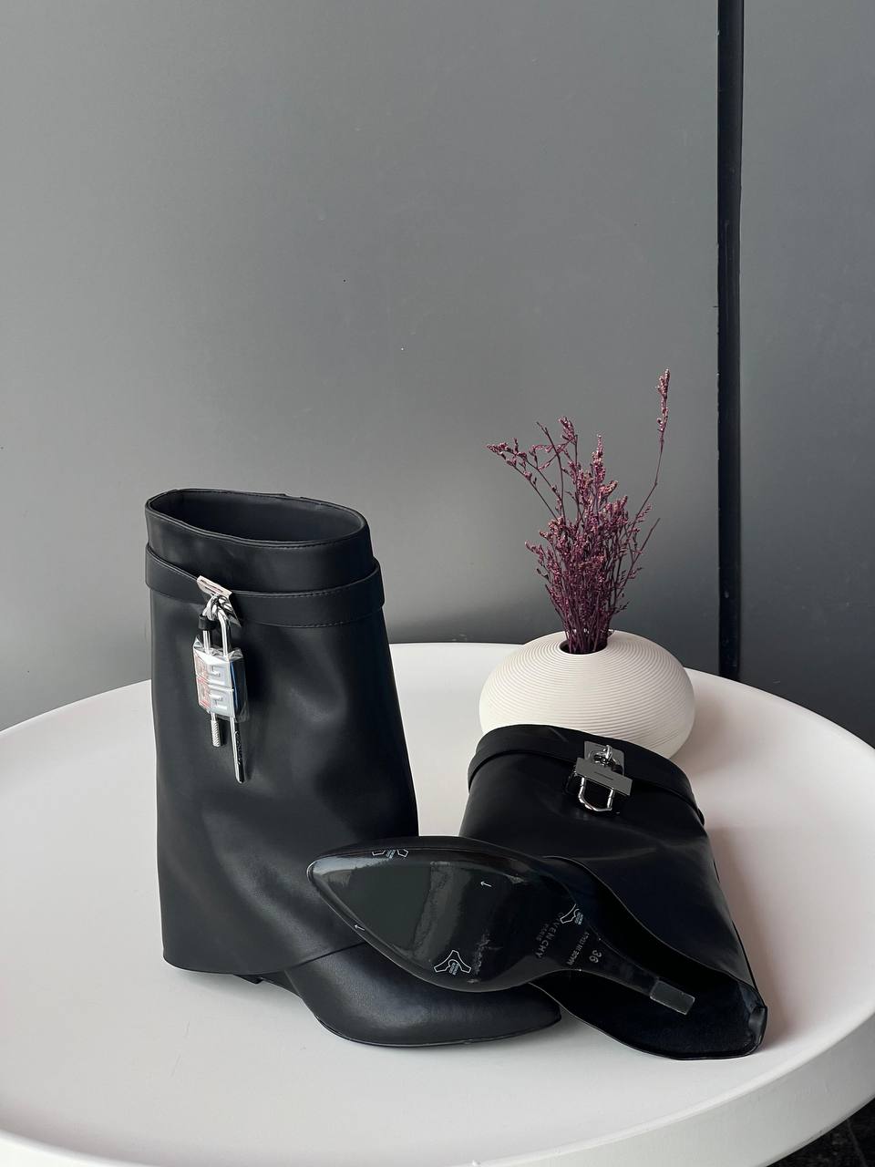 Gevenchy boot long🌹
36_41
Super high quality* 
700 dhs🪙🖤
750 dhs🪙🖤
Zain176
♥️♥️♥️