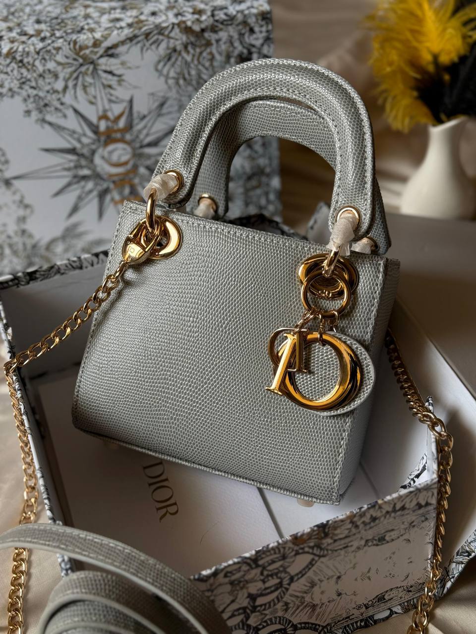 DIOR

17cm
340 dhs🪙🌨️

Top quality 

With box🎁

Zain167
♥️♥️♥️