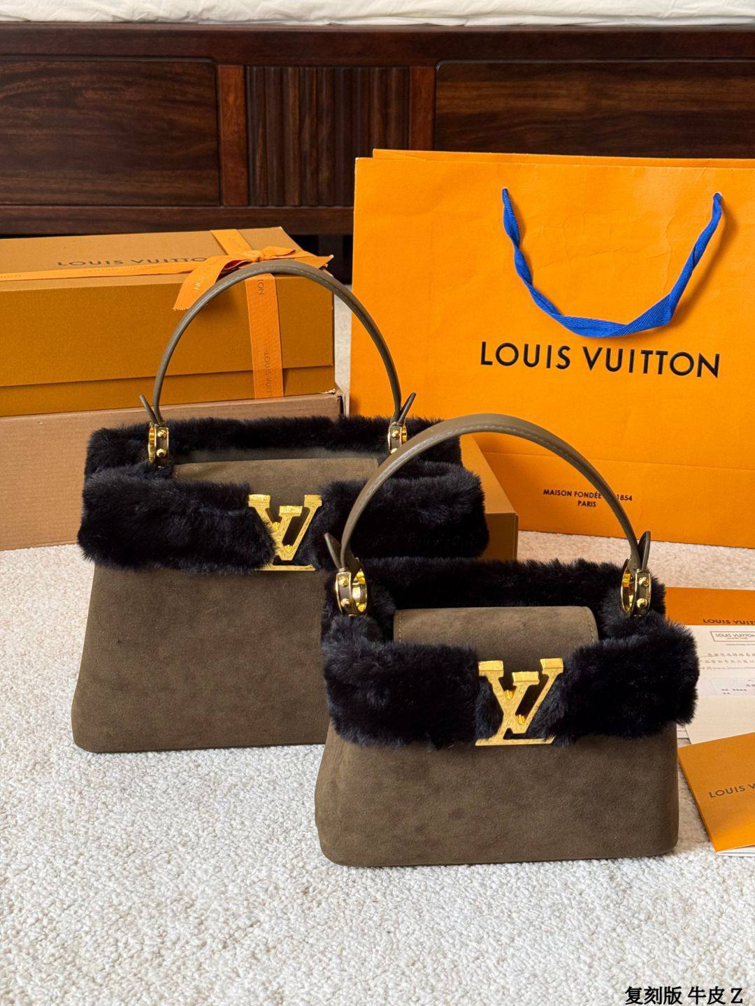 Lv 
with box 
High quality 
Small size 230 dhs✅
big size     240 dhs✅

Zain175
❣️❣️❣️