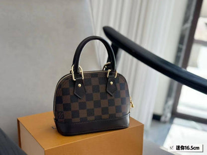 Lv

100 dhs🇦🇪🇦🇪

with box
size 20cm

Zain26
♥️♥️♥️