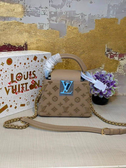 LV
Master
330 dhs🇦🇪🇦🇪
Size 21cm

Zain175
♥️♥️♥️