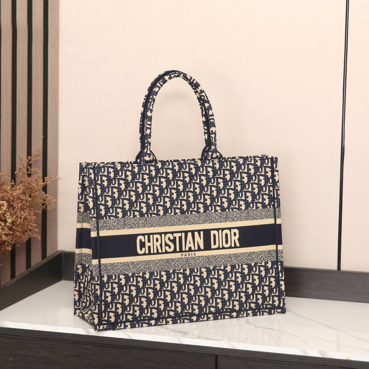 DIOR 
120 dhs✅
Best quality 

with box
🎁🎁🎁

size 41CM

Zain290
♥️♥️♥️