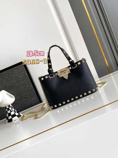 Valentino 
Master🌺🌺
260 dhs💓💓

Zain153
♥️♥️♥️