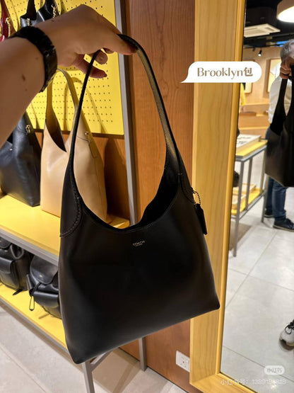 COACH
👑Good  QUALITY 
SIZE：30cm
100 dhs🪙💕

Zain04
♥️♥️♥️